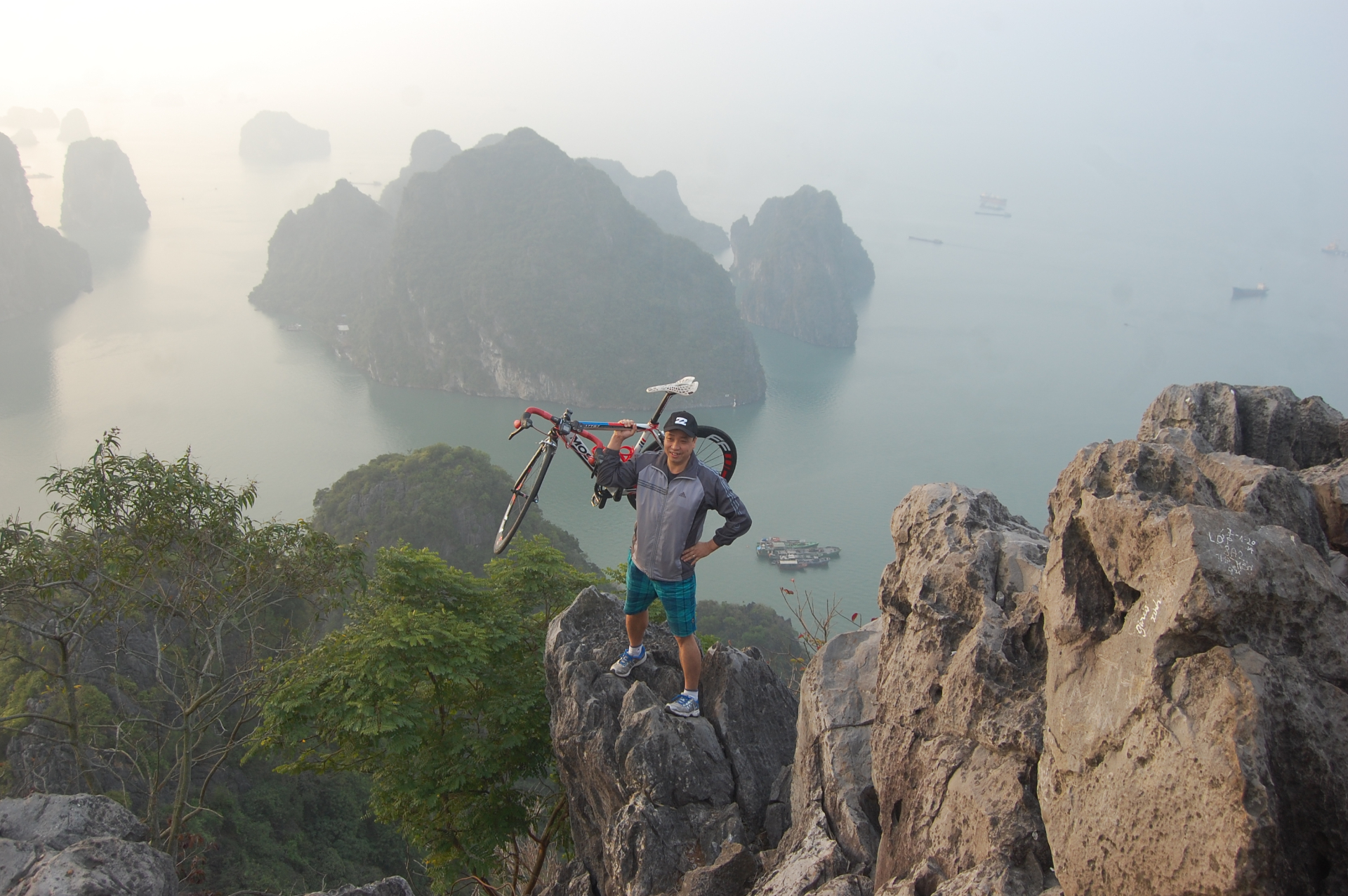 Khoảnh khắc lưu niệm với xe đạp trên mỏm đá Núi Bài Thơ