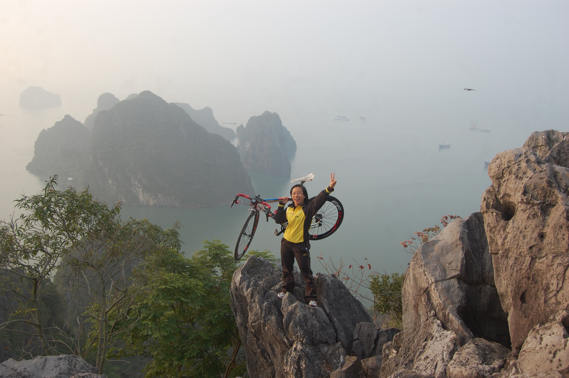 Thành viên câu lạc bộ chụp ảnh trên đỉnh Núi Bài Thơ buổi sớm