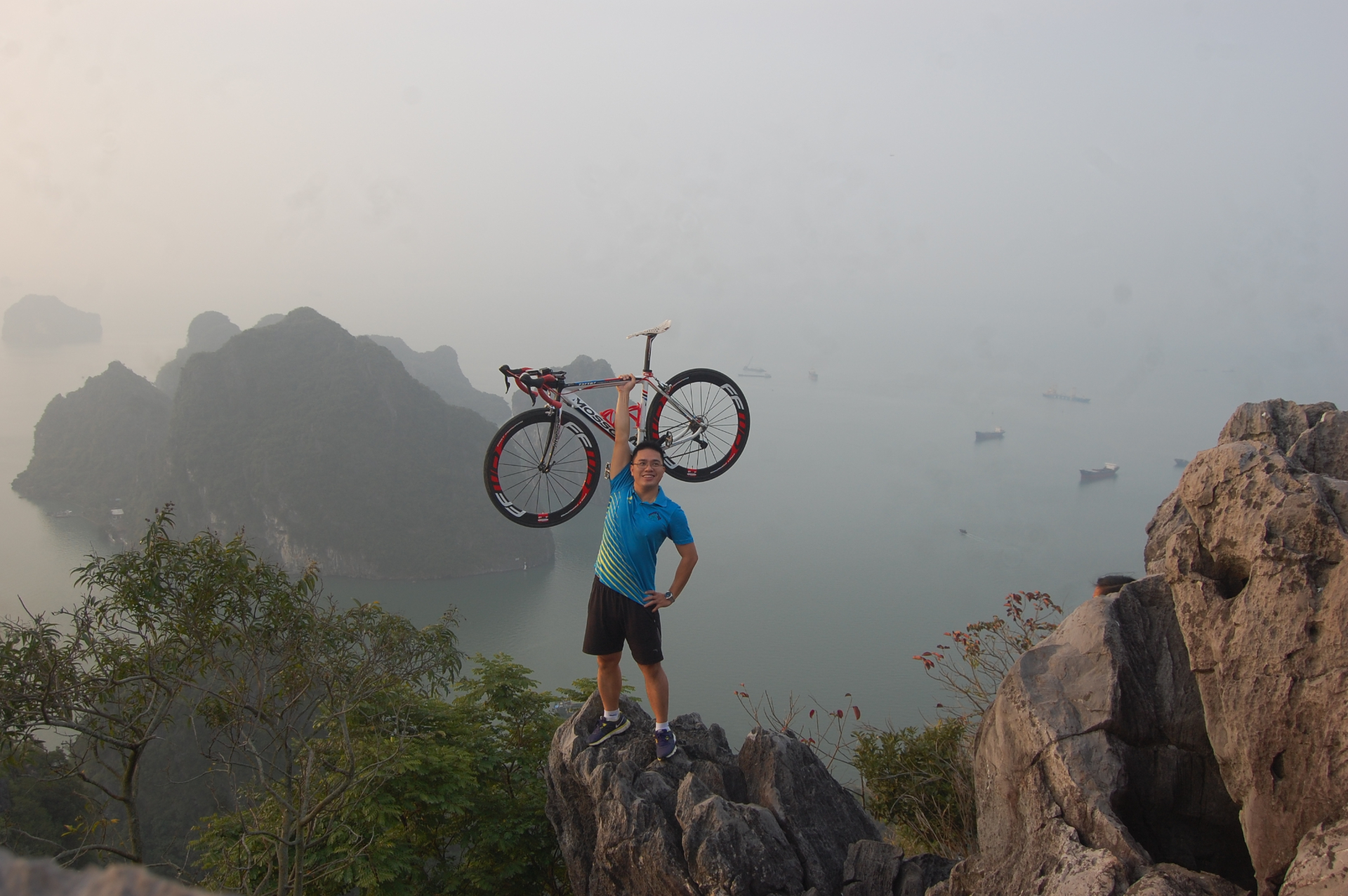 Bức ảnh lưu niệm trên đỉnh Núi Bài Thơ giữa sương sớm tháng 11