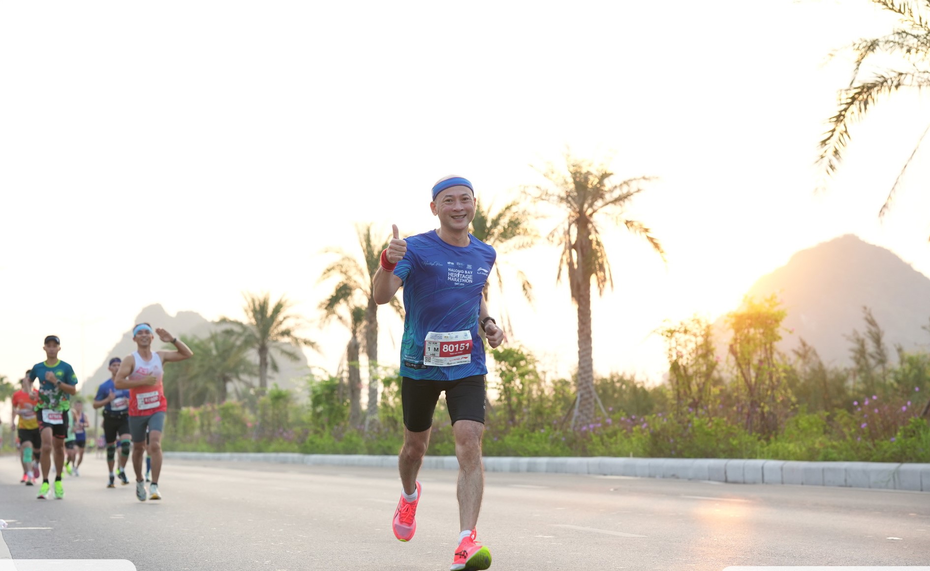 Vận động viên chạy marathon lúc bình minh tại Hạ Long.